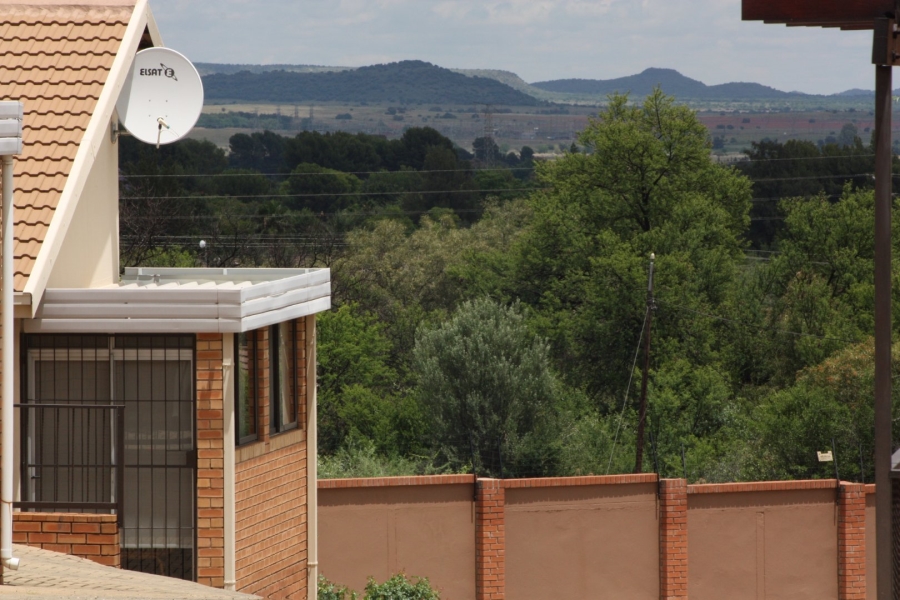 2 Bedroom Property for Sale in Langenhovenpark Free State
